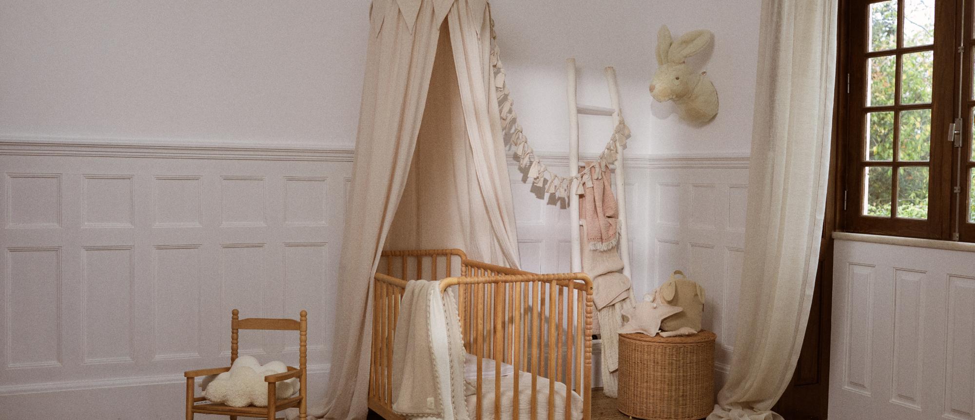 Decorating the baby’s room with textiles